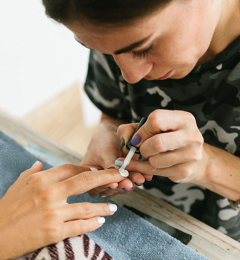 Manicure application image published on Sala’s website